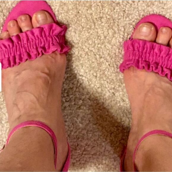 BRAND NEW ASHLEY STEWART TIA RUFFLE ADJUSTABLE BUCKLE  STRAP OPEN TOE SA… - Picture 1 of 12